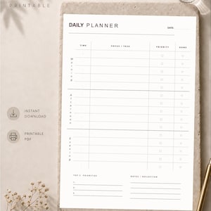 Könnte beinhalten: Ein druckbarer Tagesplaner mit dem Titel "DAILY PLANNER" oben. Der Planer enthält Abschnitte für Zeit, Fokus/Aufgabe, Priorität und Erledigt. Die Wörter "PRINTABLE", "INSTANT DOWNLOAD" und "PRINTABLE PDF" sind ebenfalls sichtbar.