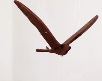 Handgemaakte Oosterse zwaluwmobiel – Houten vogel met bewegende vleugels | Rood mahonie kinetisch decor voor huis of tuin