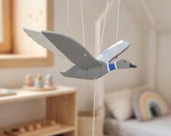 Móvil de patos salvajes de madera hecho a mano: escultura cinética de ánade real, decoración rústica para guardería, arte para casa de lago, pájaro con alas móviles