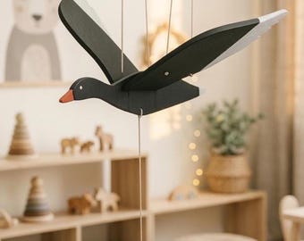 Móvil de madera hecho a mano con forma de ganso oscuro, escultura cinética, decoración infantil de estilo báltico, estilo costero, ecológico.