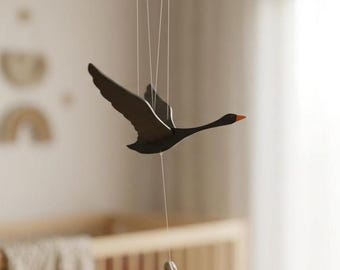 Mobile cinétique Black Swan, sculpture en bois sculpté à la main, art nordique noir pour chambre de bébé
