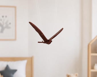 手作りのバルト海ツバメのモビール – 羽が動く木製の鳥 | 赤いマホガニーのキネティックデコレーションで、家や庭を彩ります