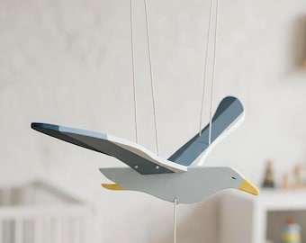 Mobile en bois fait main avec des goélands argentés, sculpture d'oiseau cinétique, décoration de chambre d'enfant côtière