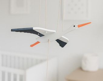Mobile artisanal en bouleau cigogne, sculpture d'oiseau cinétique, décoration de chambre d'enfant, folklore nordique