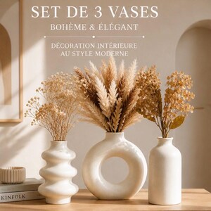 Op de afbeelding: Set van 3 witte keramische vazen met droge bloemstukken. De vazen hebben unieke vormen, waaronder een ringontwerp en een geribbelde stijl. De tekst op de afbeelding luidt: "Set de 3 Vases, Bohème & Élégant, Décoration Intérieure au Style Moderne."
