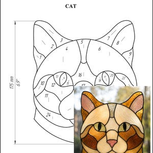 Peut inclure: Un patron de chat en vitrail avec un diagramme et un exemple fini. Le diagramme montre la tête du chat divisée en sections numérotées, avec des dimensions de 17,5 cm. La pièce finie est dans les tons orange, marron et crème.