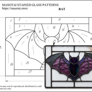 以下が含まれることがあります： 紫と黒のコウモリが白とベージュの背景に描かれたステンドグラスのコウモリのデザイン。 デザインの高さは13.8cmです。 画像にはデザインのパターンとテキスト「MASOTAI STAINED GLASS PATTERNS」が含まれています。