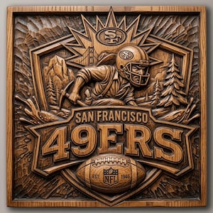 Puede incluir: Una placa de pared cuadrada de madera con una talla en relieve de un jugador de fútbol americano de los 49ers de San Francisco con casco y pico. El diseño incluye el texto SAN FRANCISCO 49ERS, un logo de la NFL y un puente de fondo.