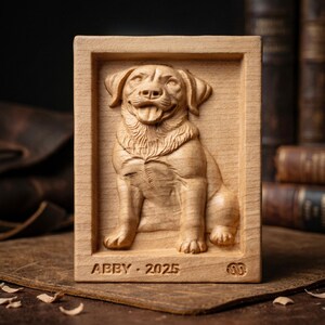 Peut inclure: Sculpture en bois en relief d'un chien Labrador Retriever dans un cadre rectangulaire. Le chien est sculpté en détail, avec sa langue qui pend. Le texte "ABBY - 2025" est gravé en bas. Le bois est de couleur brun clair naturel.