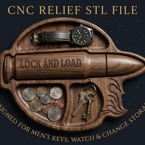 Könnte beinhalten: Eine Ablageschale aus dunklem Holz in Patronenform mit der Gravur LOCK AND LOAD. Die Schale enthält eine Armbanduhr, mehrere Metallmünzen und zwei Schlüssel. Der obere Text lautet CNC RELIEF STL FILE, der untere Text DESIGNED FOR MEN'S KEYS, WATCH & CHANGE STORAGE.