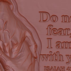 Pode incluir: Um relevo monocrom&aacute;tico castanho-avermelhado com uma m&atilde;o a segurar outra m&atilde;o. O texto "Do not fear, I am with you" est&aacute; gravado numa fonte com serifa, seguido da cita&ccedil;&atilde;o "ISAIAH 41:10" no mesmo estilo e na mesma cor.