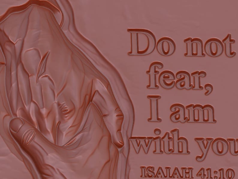 Pode incluir: Um relevo monocrom&aacute;tico castanho-avermelhado com uma m&atilde;o a segurar outra m&atilde;o. O texto "Do not fear, I am with you" est&aacute; gravado numa fonte com serifa, seguido da cita&ccedil;&atilde;o "ISAIAH 41:10" no mesmo estilo e na mesma cor.