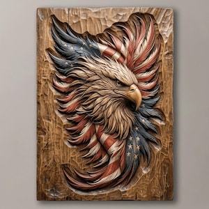 Puede incluir: Una placa de pared rectangular de madera con una talla en relieve detallada de una cabeza de águila calva. El águila está integrada con un diseño de bandera estadounidense estilizado, con acentos pintados en rojo, blanco y azul.