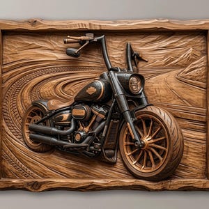 Puede incluir: Una pieza de arte mural rectangular de madera que presenta una talla en relieve detallada de una motocicleta cruiser. La motocicleta se muestra en un acabado oscuro con detalles en tono cobre en las ruedas, el motor y el tanque, sobre un fondo de carretera tallado.