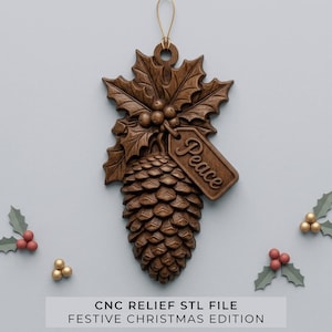 Puede incluir: Un adorno navideño de madera marrón oscuro con una piña y hojas de acebo talladas, que incluye una pequeña etiqueta rectangular colgante en el centro con la palabra Peace en relieve. Un fino cordón dorado está sujeto en la parte superior.