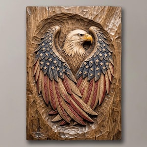 Puede incluir: Una placa de pared rectangular de madera con un águila calva tallada a mano con las alas extendidas hacia arriba. Las plumas están pintadas con un patrón de estrellas rojo, blanco y azul, mientras que la cabeza es de madera natural con un pico amarillo.