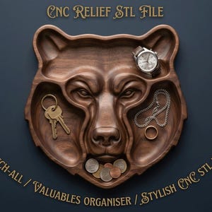 Puede incluir: Una bandeja de madera de color marrón oscuro con forma de oso y compartimentos tallados. El texto "CNC RELIEF STL FILE" aparece en la parte superior, y "CATCH-ALL / VALUABLES ORGANISER / STYLISH CNC STL FILE" en la parte inferior. Contiene un reloj, llaves, una cadena, un anillo y monedas.