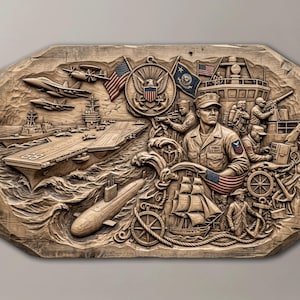 Puede incluir: Una placa de pared rectangular de madera con un relieve detallado de imágenes de la Marina de los Estados Unidos, que incluye un portaaviones, un submarino, aviones de combate, un velero, un marinero y varios emblemas náuticos con banderas pintadas.