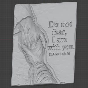 Pode incluir: Uma placa de relevo retangular cinza-claro com um design esculpido de duas m&atilde;os estendidas uma para a outra. O texto "Do not fear, I am with you. ISAIAH 41:10" est&aacute; gravado no lado direito da superf&iacute;cie texturizada semelhante a pedra.