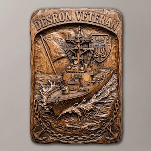 Puede incluir: Una placa de pared rectangular de madera con una talla en relieve de un barco destructor en el mar. El texto DESRON VETERAN está tallado en la parte superior. El diseño incluye una bandera, un escudo y un borde de cadena con anclas.