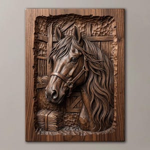 Puede incluir: Una placa de pared rectangular de madera marrón oscuro con una talla en relieve detallada de una cabeza de caballo en un establo. El caballo lleva una brida y el fondo muestra listones de madera y una paca de heno en tonos madera.