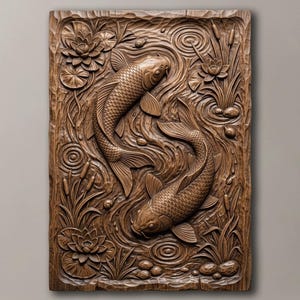 Puede incluir: Una placa de pared rectangular de madera marrón con una talla en relieve detallada de dos peces koi nadando entre nenúfares, espadañas y patrones de agua arremolinados. La veta natural de la madera es visible en toda la superficie.