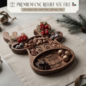 Può includere: Un vassoio da portata in legno a forma di testa di renna con scomparti intagliati per il cibo. Il vassoio riporta il testo "PREMIUM CNC RELIEF STL FILE" e "DESIGNED FOR CHRISTMAS SERVING TRAY" ed è riempito con noci, bacche e quadratini di cioccolato.