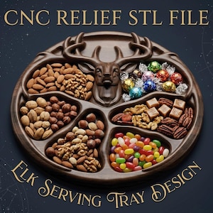 Puede incluir: Una bandeja de servicio circular de madera oscura con una cabeza de alce tallada en la parte superior central y cinco compartimentos distintos llenos de frutos secos, dulces y chocolates variados. El texto CNC RELIEF STL FILE y ELK SERVING TRAY DESIGN es visible.