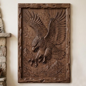 Può includere: Un'opera d'arte da parete in legno intagliato, dettagliata, raffigurante un'aquila in volo. L'aquila è raffigurata con le ali spiegate, gli artigli tesi e un'espressione concentrata. L'opera è incorniciata e mostra montagne e nuvole.