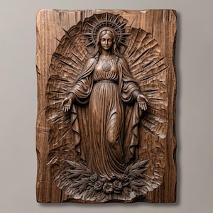 Pode incluir: Uma placa de parede retangular de madeira castanho-escura com um relevo detalhado de uma figura com os braços estendidos. A figura veste uma túnica longa e fluida, um véu e uma auréola radiante. Rosas esculpidas decoram a base.