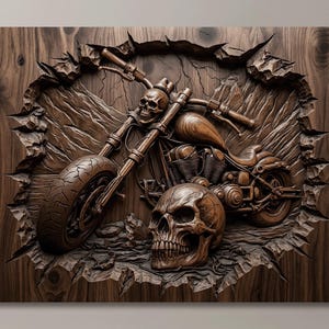 Puede incluir: Una pieza de arte mural de madera marrón con un relieve tallado de una motocicleta con un faro en forma de calavera y una gran calavera humana en primer plano. El diseño parece emerger de una superficie de madera agrietada y texturizada.