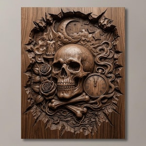 Puede incluir: Una placa de pared rectangular de madera con un tallado en relieve detallado de un cráneo humano, dos rosas, una vela encendida, un reloj de bolsillo y una luna creciente con estrellas, dentro de un marco de madera de bordes irregulares.