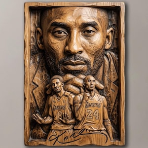 Pode incluir: Um relevo de parede retangular em madeira apresentando um grande retrato de Kobe Bryant no topo, com duas figuras menores do atleta em camisolas dos Lakers numeradas 8 e 24 abaixo, finalizado com uma assinatura na base em tom natural.