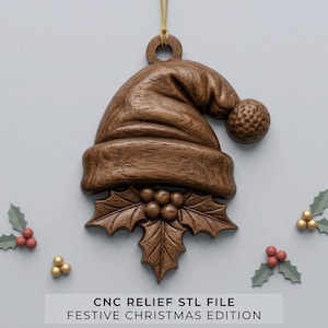 Op de afbeelding: Een donkerbruin houten ornament in de vorm van een kerstmuts met een pompon en hulstbladeren met bessen. Een gouden koord is bevestigd aan de bovenste lus. De tekst onderaan luidt CNC RELIEF STL FILE FESTIVE CHRISTMAS EDITION.