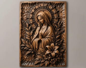 Könnte beinhalten: Eine rechteckige Wandplatte aus Holz mit einem detaillierten Relief einer Figur mit gefalteten Händen. Die Figur ist von einem Heiligenschein aus Sternen, Blattwerk und großen Blumen umgeben, die sich von einem strukturierten Hintergrund abheben.