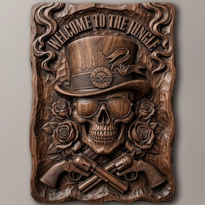 Puede incluir: Una placa de pared de madera rectangular con una talla en relieve de una calavera con sombrero de copa y gafas de sol, flanqueada por rosas y revólveres cruzados. El texto WELCOME TO THE JUNGLE está tallado en la parte superior.