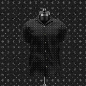 Puede incluir: Una camisa negra de manga corta con botones y un patrón geométrico blanco repetitivo de pequeños motivos circulares. La camisa tiene un cuello clásico, una tapeta frontal con botones de color claro y se muestra sobre un torso de maniquí.