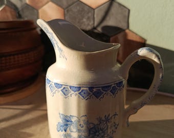 Antyczny dzbanek na mleko SIKA Petrus Regout Maastricht - antyczny holenderski dzbanek z terakoty z motywem Sfinksa - niebiesko-biała dekoracja w stylu art déco, 1930 r.