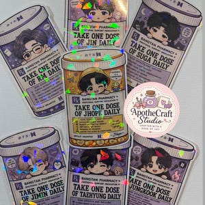 Puede incluir: Siete pegatinas holográficas con forma de frascos de medicina, cada una con una ilustración de dibujos animados de un miembro de BTS. Las etiquetas dicen Bangtan Pharmacy y Take One Dose Daily, con los nombres RM, Jin, Suga, J-Hope, Jimin, V y Jungkook.