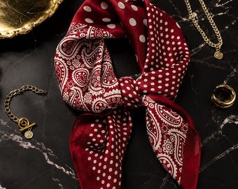 Bufanda de lujo color burdeos 70x70 – Bufanda cuadrada de satén rojo para mujer – Accesorio para el cuello y el cabello con estampado paisley y lunares – Regalo elegante