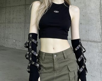 Mangas góticas negras para brazos, guantes sin dedos con correa de cuero punk, accesorios para chicas alternativas estilo e-girl.
