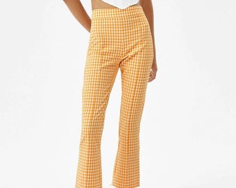 Pantalones acampanados cortos estilo Y2K de cuadros vichy naranjas de Bershka, cintura alta, estilo retro preppy.