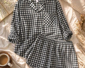 Conjunto de pijama Auden Gingham para mujer, talla S, negro y blanco, top con botones y shorts.