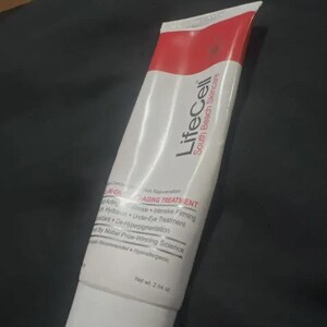 K&ouml;nnte beinhalten: Eine wei&szlig;e und rote Tube mit Anti-Aging-Behandlung von LifeCell South Beach Skincare. Die Tube listet Vorteile wie Faltenreduzierung, intensive Straffung und Augenbehandlung auf. Nettogewicht: 72 g.