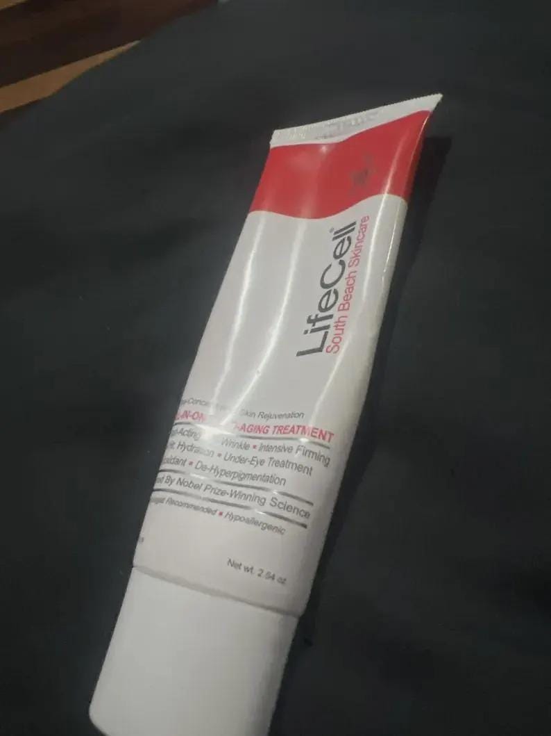 K&ouml;nnte beinhalten: Eine wei&szlig;e und rote Tube mit Anti-Aging-Behandlung von LifeCell South Beach Skincare. Die Tube listet Vorteile wie Faltenreduzierung, intensive Straffung und Augenbehandlung auf. Nettogewicht: 72 g.