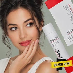 K&ouml;nnte beinhalten: Eine Frau l&auml;chelt und ber&uuml;hrt ihr Gesicht, mit einem wei&szlig;en Hautpflegeprodukt und einer Schachtel im Hintergrund. Das Produkt ist mit "LifeCell" und "Ultra-Concentrated Clinical Skin Care" beschriftet. Auf der Schachtel steht "Brand New" auf einem gelben Banner.