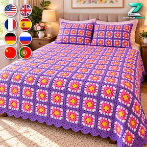 Op de afbeelding: Een handgemaakte gehaakte sprei met twee bijpassende kussenslopen met een herhalend granny square patroon. De vierkanten bestaan uit een felgeel midden, een levendige roze tussenlaag en een dieppaarse rand door het hele ontwerp.