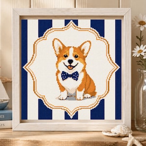Può includere: Un punto croce incorniciato con un corgi sorridente con un papillon blu. Il corgi è ambientato su uno sfondo bianco con un bordo decorativo color oro e uno sfondo a righe blu e bianche.