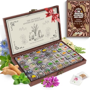 Puede incluir: Un cofre de semillas de boticario de madera con un lazo rojo, que contiene numerosos recipientes pequeños y transparentes llenos de semillas. El cofre lleva la etiqueta "THE ANCESTRAL APOTHECARY SEED CHEST" e incluye un libro con el mismo título. Varias flores y hierbas rodean el cofre.