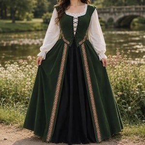 Può includere: Un abito lungo fino ai piedi con corpetto verde scuro allacciato sul davanti, maniche lunghe bianche con polsini in pizzo e scollo in pizzo bianco. La gonna è verde scuro con un pannello centrale nero e bordi decorativi a motivi.